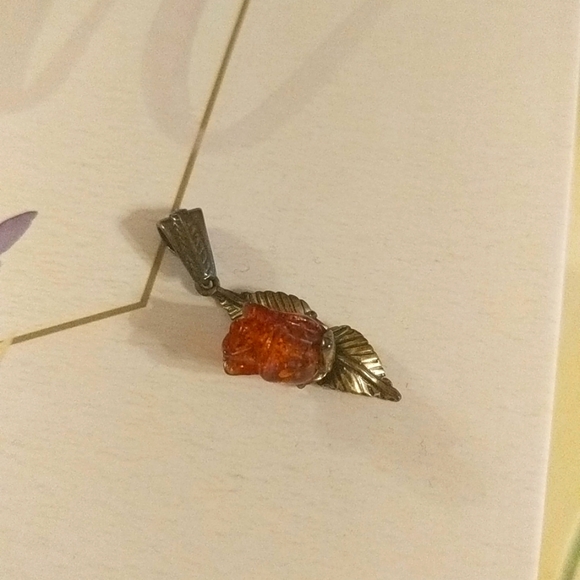 Amber Stone Rose Pendant - Picture 2 of 6
